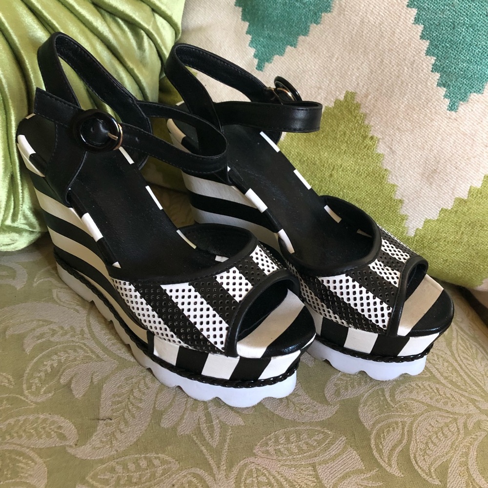 Platform Black and White Stripe Shoes, size: 6.5
